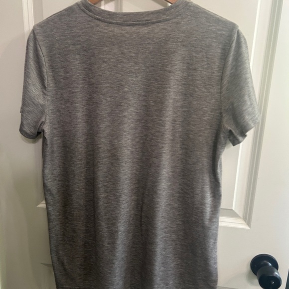 Gray Graphic T-Shirt with Red Queen of Hearts playing card Design size Large - Picture 4 of 6